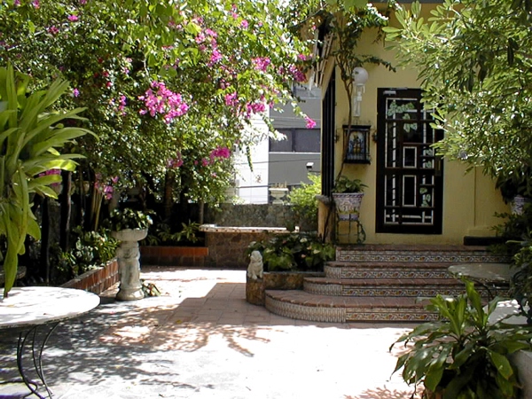 The patio has direct private access to Salon Jardi